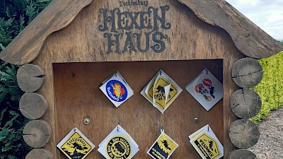 Aufkleber am Ende des Pfades