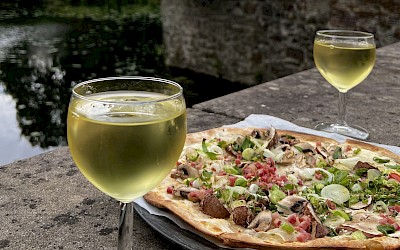Bei Wein und Flammkuchen den Abend ausklingen lassen ...