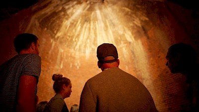 Fasziniert gucken sich alle im Eiskeller Altenberge um
