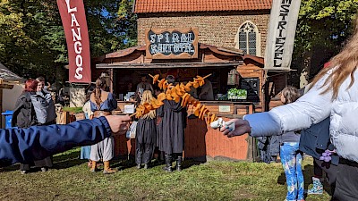 Leckere Spiralkartoffeln gibt's zur Stärkung.