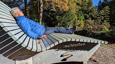 Entspannen auf einer der zahlreichen Wanderbänke
