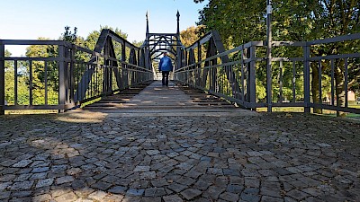 Die Brücke führt über den Dortmund-Ems-Kanal