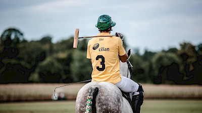 Ein Polospieler von hinten