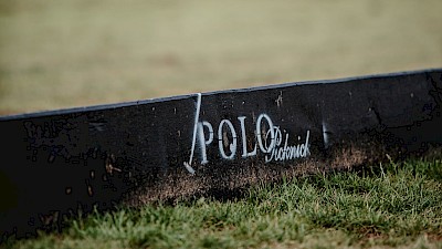 Die Bande mit dem Polopicknick-Branding