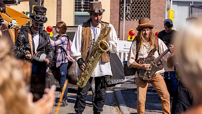 Band, Gaukler, Akrobatikgruppen - ein Sonntag in Nordkirchen