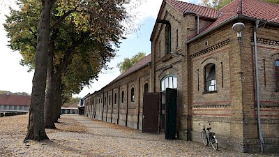 Die imposanten Ställe von außen