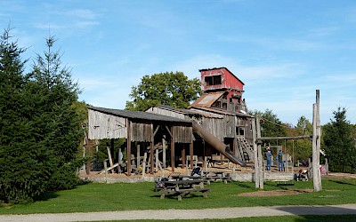 Pfauen, Hirsche und rauf auf die Teppichrutsche