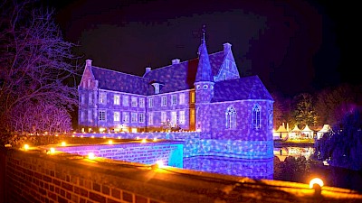 Die Lichtreflexionen an der Burg sehen traumhaft aus