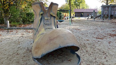 Ein Kletterschuh auf dem weitläufigen Spielplatzgelände.