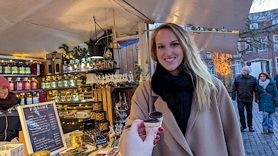 Vicky und ich probieren den Likör.