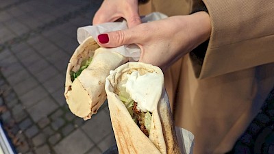 Falafel Halloumi mit frischer Minze und Sesamsoße