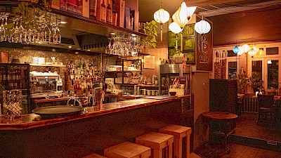 Die Bar des Cho & Riso, hinter der großartige Cocktails gemixt werden!