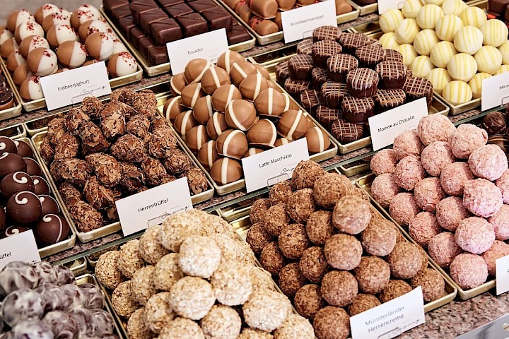 Die Auslage der Pralinen im werkseigenen Geschäft