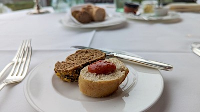 Frisches Brot mit Tomatenaufstrich