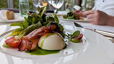 Ziegenkäsemousse an Frühlingssalat