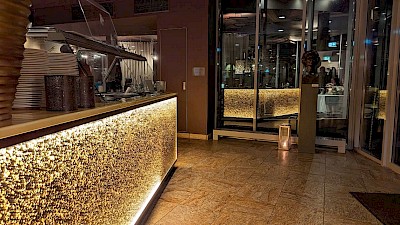 Die goldene Theke empfängt die Gäste