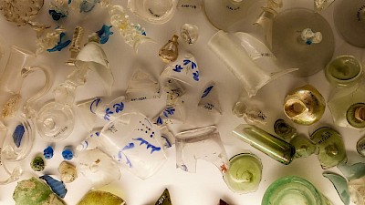 Fundstücke aus Glas, Keramik und Metall