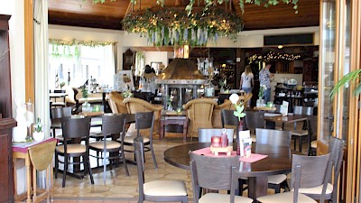 Das Picknick-Frühstück gibt es direkt im Café nebenan.