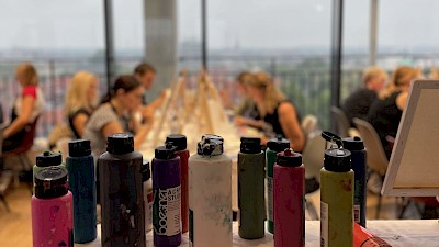 Mit Acrylfarben wird später koloriert.