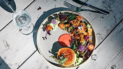 Der gemischte Salat mit gratiniertem Ziegenkäse ist die Vorspeise.