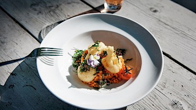 Vorspeise mit Crispy Tempura-Garnelen und Tomaten-Bulgur