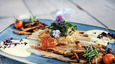Stangenspargel aus der Region mit gebratenem Seehecht.