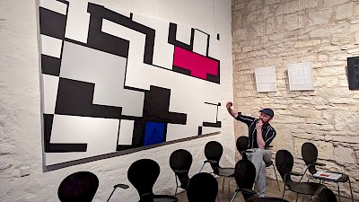 Dominik Olbrisch erklärt Feinheiten in den Werken