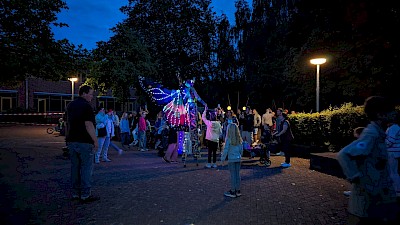 Ein Foto mit der leuchtenden Elfe auf Stelzen