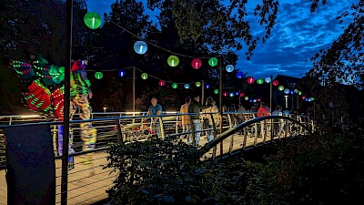 Eine schön beleuchtete Brücke über die Stever
