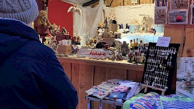 Stöbern auf dem Weihnachtsmarkt