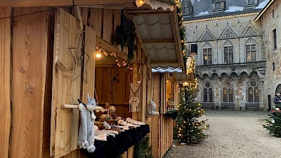 Weihnachtsmarkt mit Burgkulisse