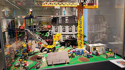 Dieses Diorama zeigt die neuere Geschichte der Abtei Liesborn mitsamt Umbauarbeiten.
