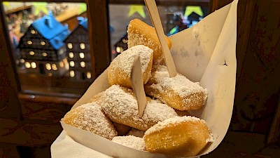 Schmalzkuchen auf dem Weihnachtsmarkt am Rathaus