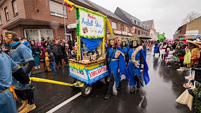 Fußtruppen durch den Bevergerner Ortskern