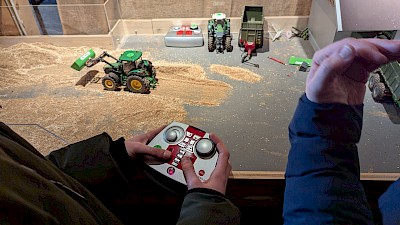 Mit der Fernbedienung können die Landmaschinen gefahren werden