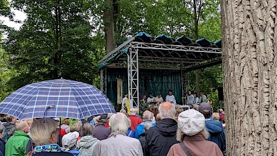 Auch ein leichter Nieselregen hält niemanden vom Gottesdienst ab.