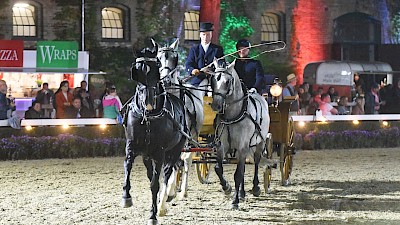 Ein besonderes Schaubild bei der Parade bei Nacht