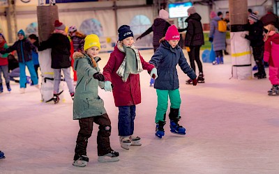 Eislaufen in dem überdachten Eiszelt beim Dülmener Winter