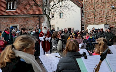 Der Nikolaus auf dem Adventsmarkt Legden