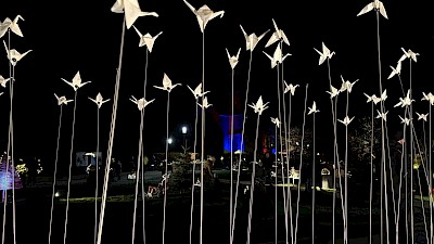 Skulpturen ragen in den Nachthimmel vor St. Birgida in Legden