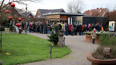 Besucherinnen und Besucher im Dahliengarten Legden