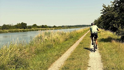 Flach geht es am Kanal zurück.