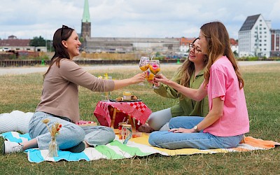 Picknick am Hafen mit den selbbemalten Gläsern