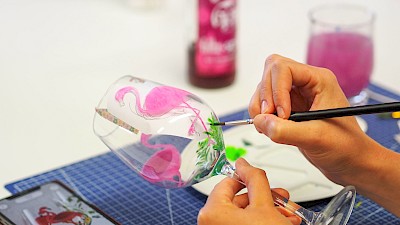 Gläser bemalen im studio flausen mit Pinsel